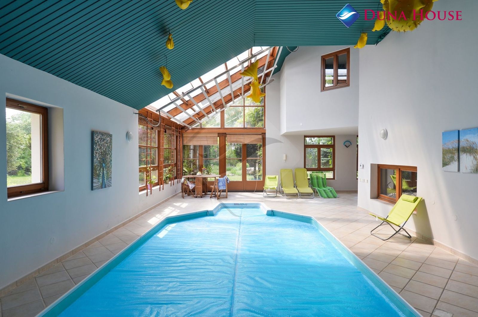 Luxusní rodinný dům 7 + 1 s bazénem Úhonice
