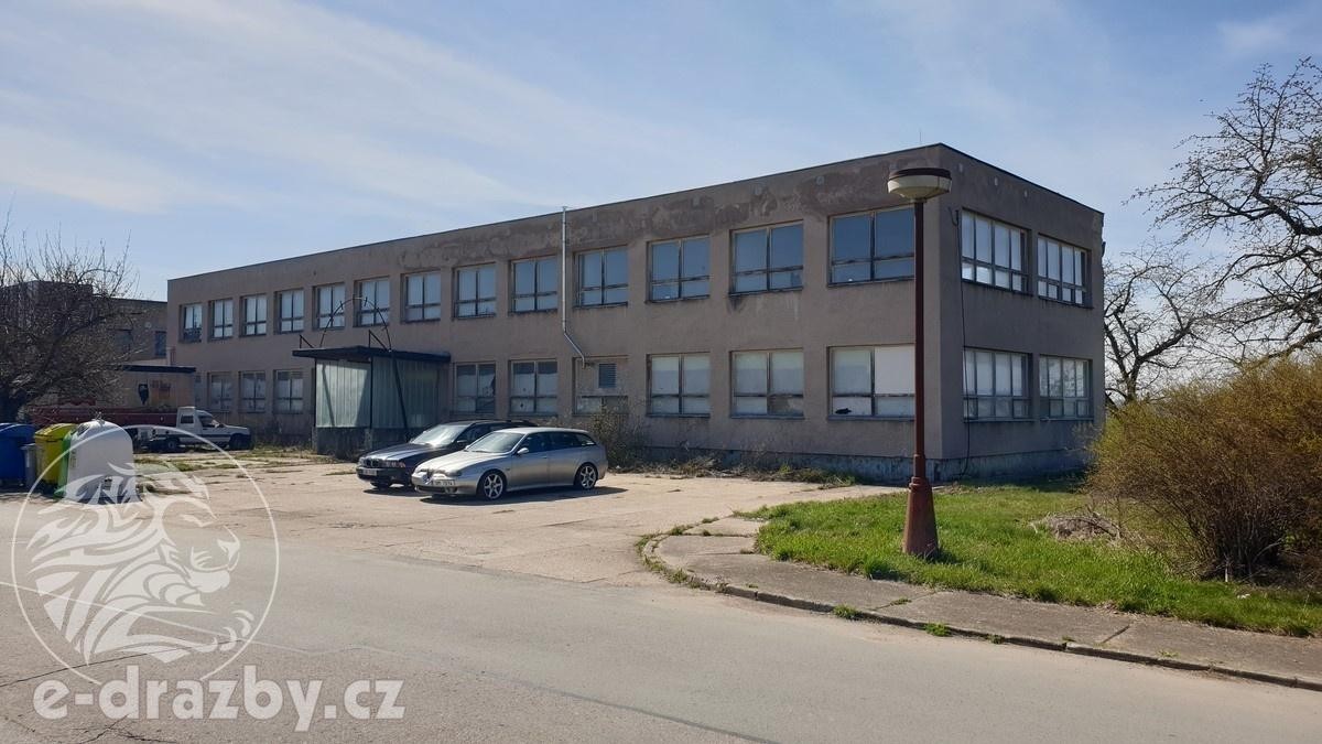 Výrobně skladovací areál s pozemkem 9.525 m2, Smržov, okr. Hradec Králové.