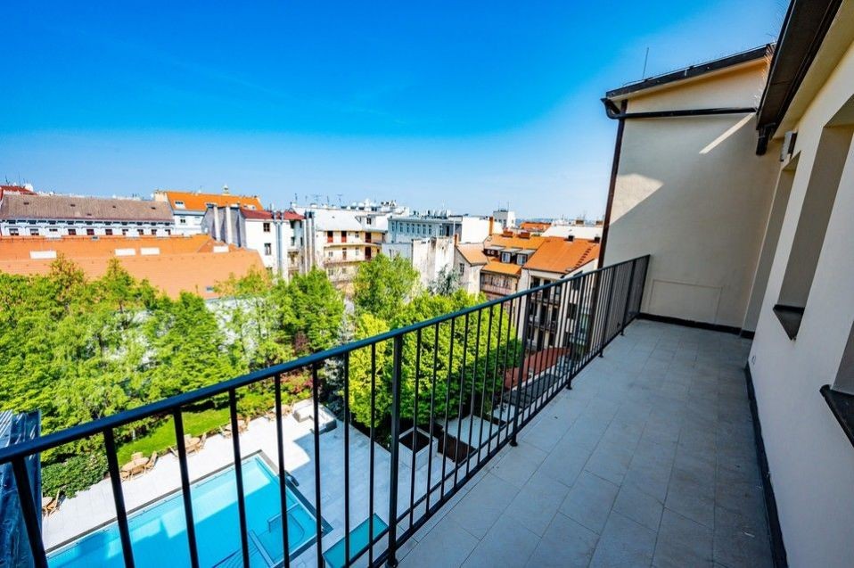 Luxusní byt 1+KK s terasou a bazénem na Vinohradech, ulice Italská, 41m2