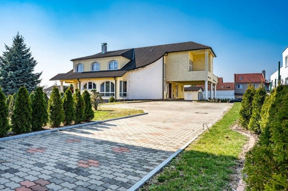 Prodej vily (1093m2), bazén, pozemek (2646m2), Praha 4 -Šeberov