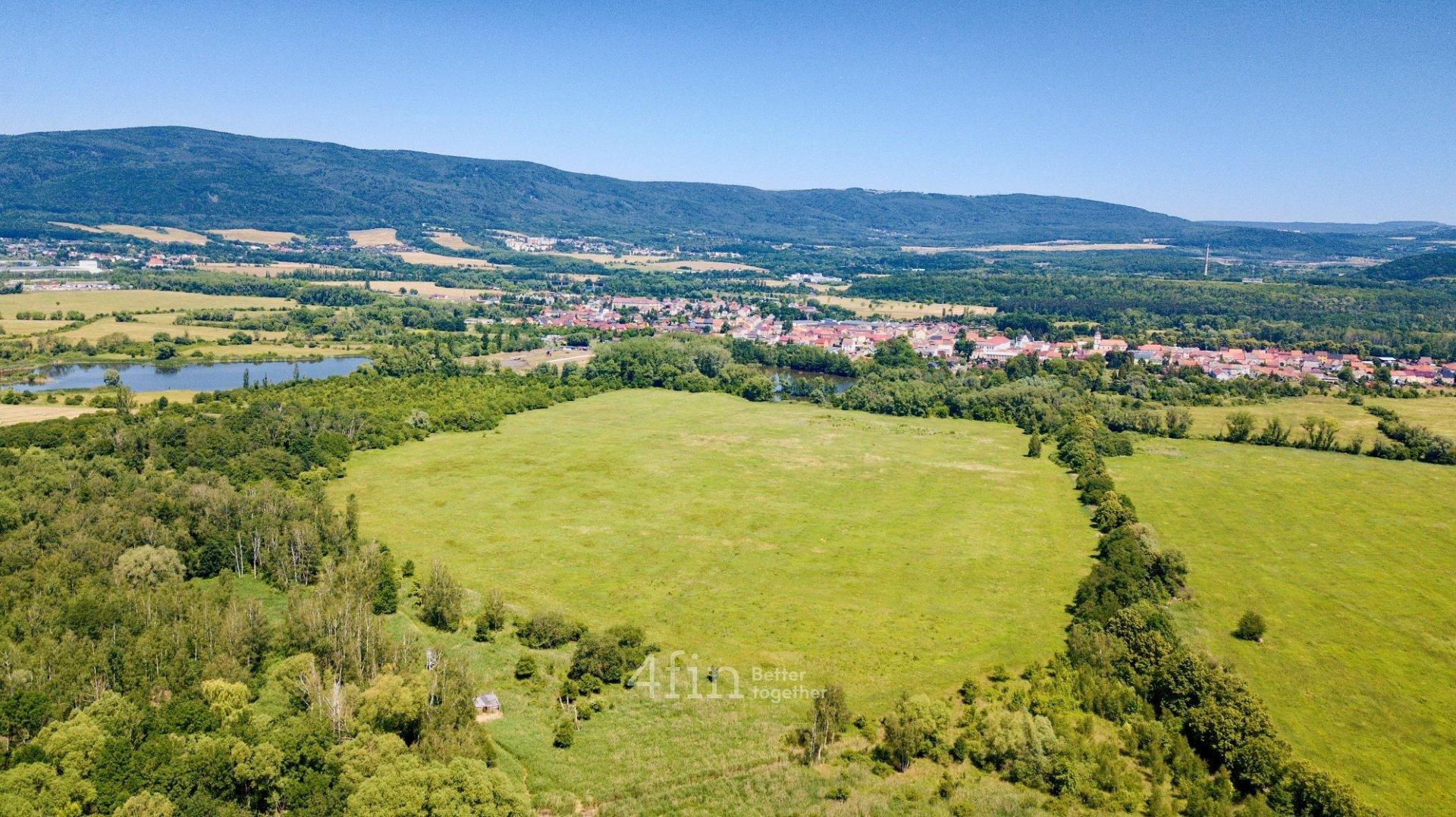 Prodej perspektivního pozemku vhodného k výstavbě a na mimořádně klidném místě,  55 000 m2 - Chabařo