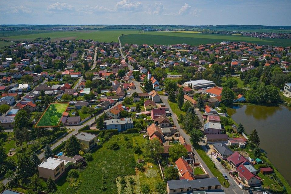 Prodej mimořádného stavebního pozemku 1170m2 v centru obce Hovorčovice s přípojkami všech inženýrský
