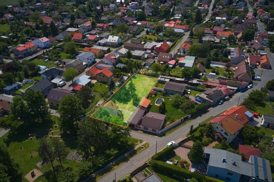 Prodej mimořádného stavebního pozemku 1170m2 v centru obce Hovorčovice s přípojkami všech inženýrský