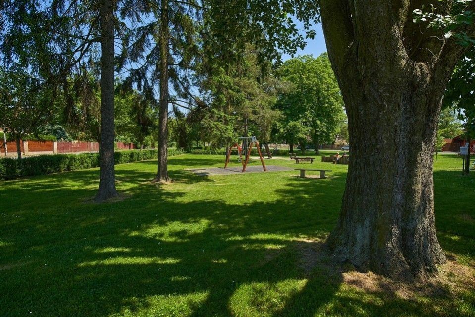 Prodej mimořádného stavebního pozemku 1170m2 v centru obce Hovorčovice s přípojkami všech inženýrský