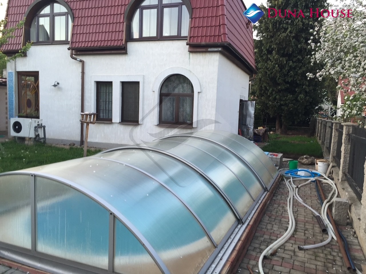 Prodej úsporného RD 4+KK s pozemkem 712 m², Nový Vestec, Praha - východ.