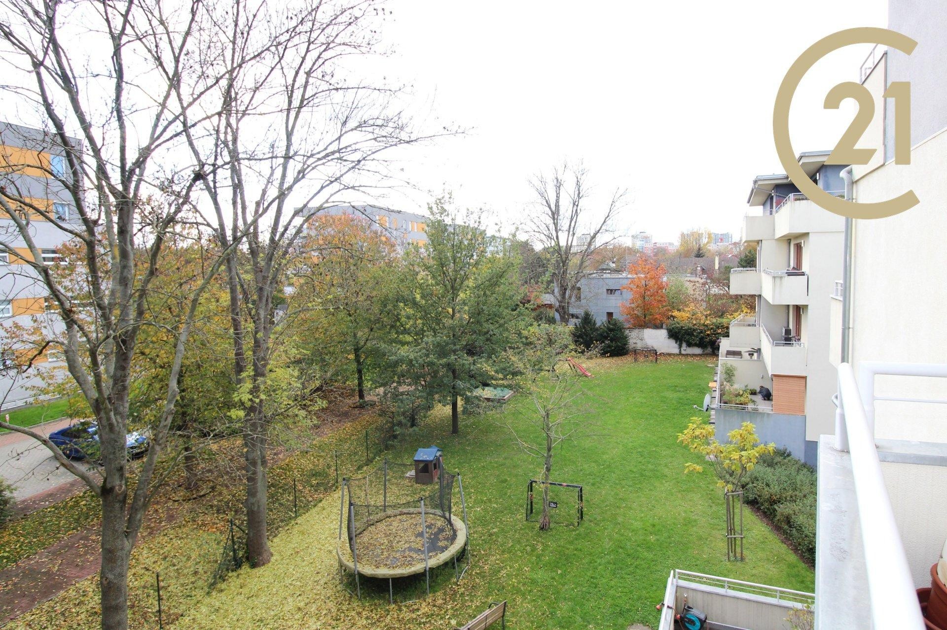 Pronájem bytu 2+kk s balkonem a garážovým stáním, Praha Malešice