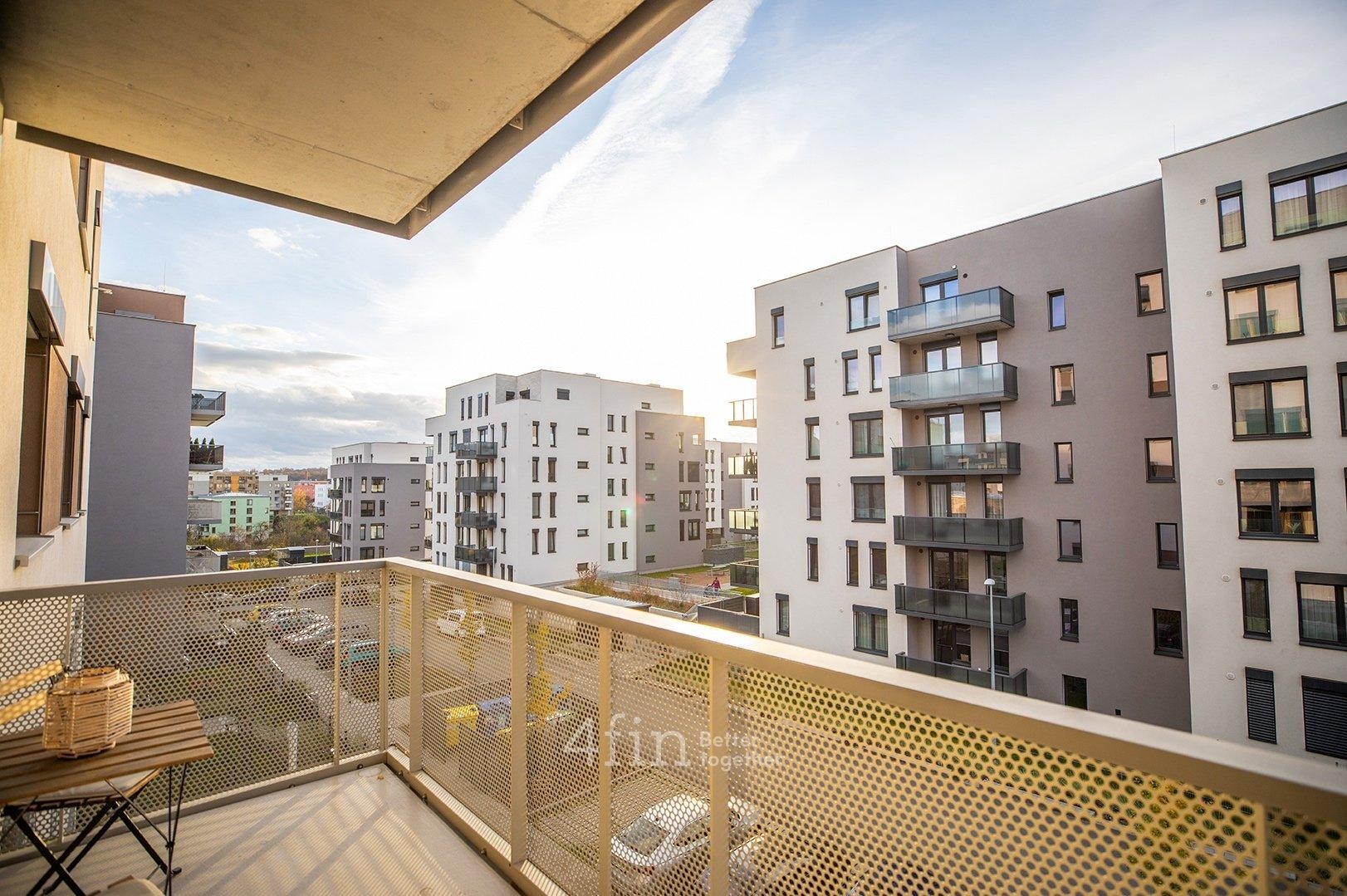 Prodej bytu 2+kk s balkonem, garážovým stáním a sklepem, 45 m2 - Praha - Hloubětín