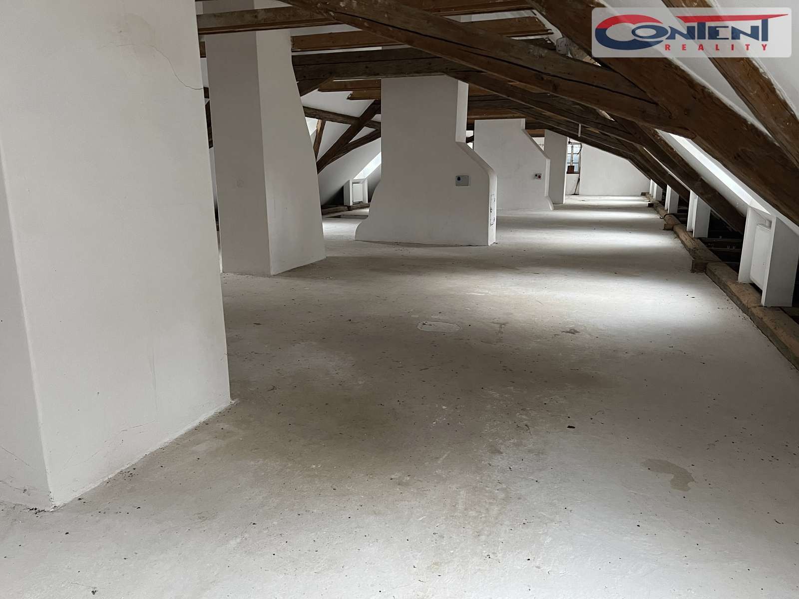 Pronájem samostatného komerčního areálu 18.000 m2, Divišov - D1, exit č. 41