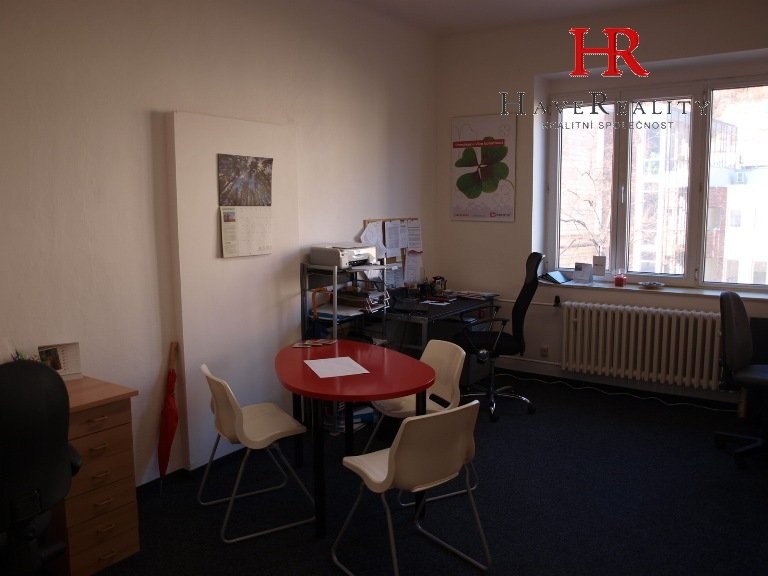 Pronájem dvou kanceláří, s vlastní chodbou, balkonem a samostatným WC 50  m2, Praha, ul. Radlická