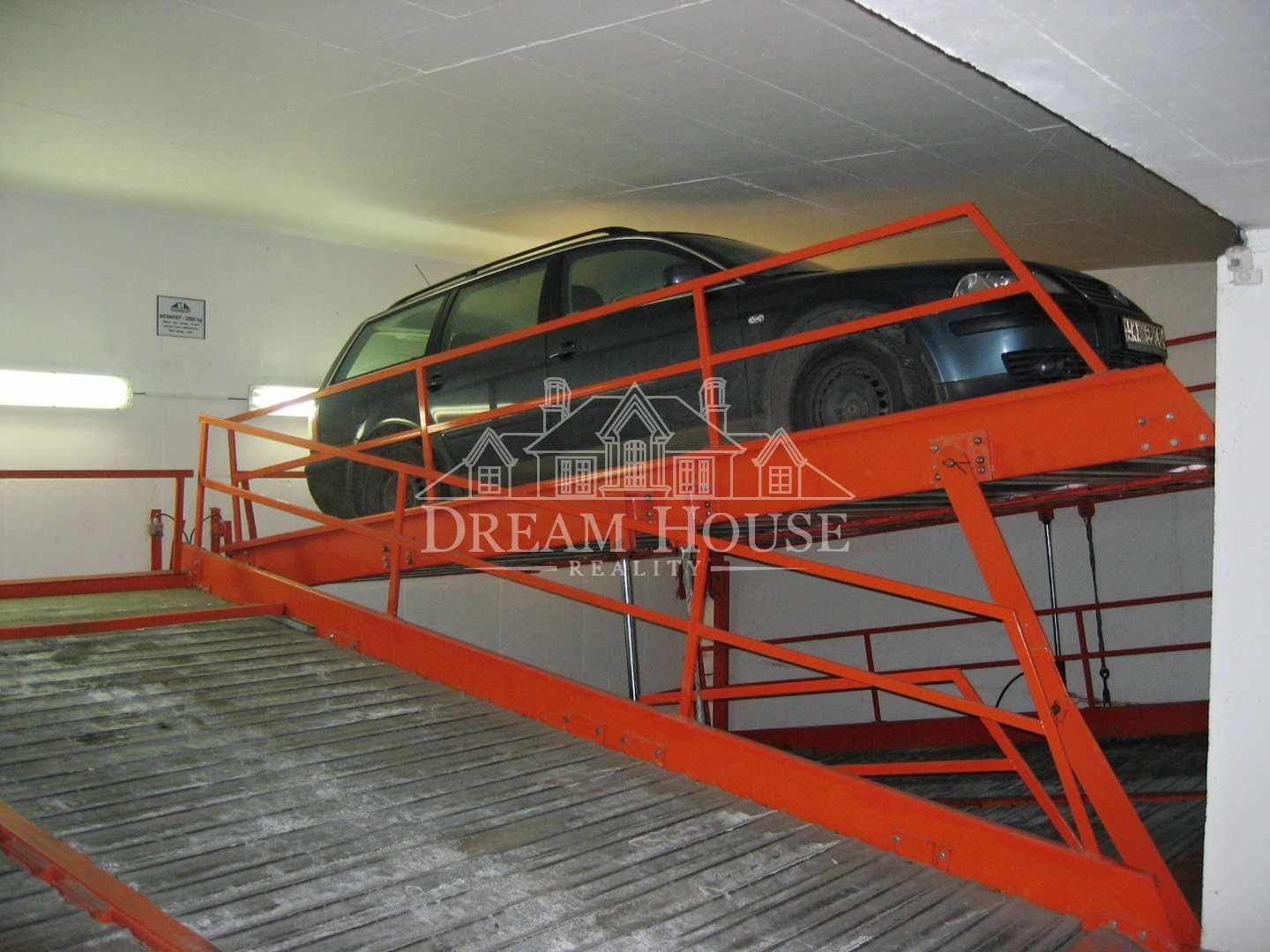 Pronájem parkovacího místa v podzemní garáži, Praha 2 - Vinohrady, v zakladači