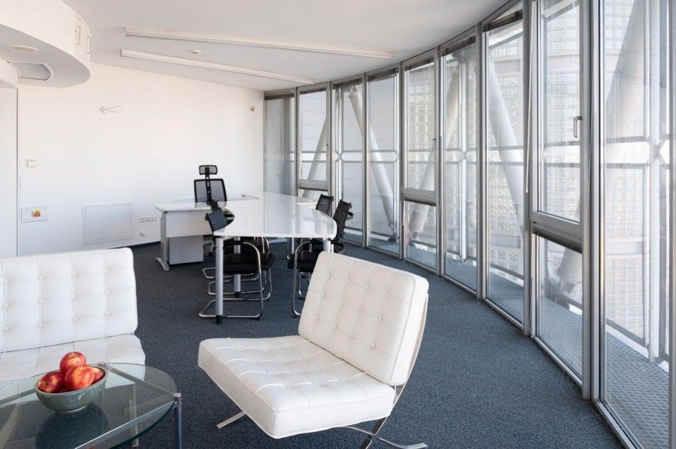 Pronájem klimatizovaných kancelářských prostor (910m2) s parkováním, Brno