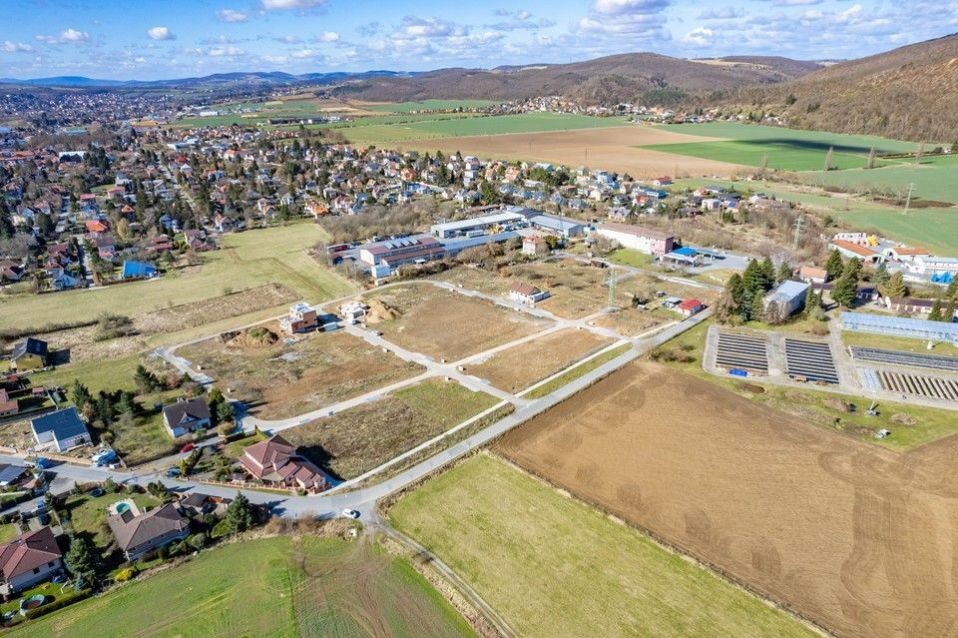 Prodej stavebního pozemku 1397m2 Dobřichovice, veškeré sítě na pozemku