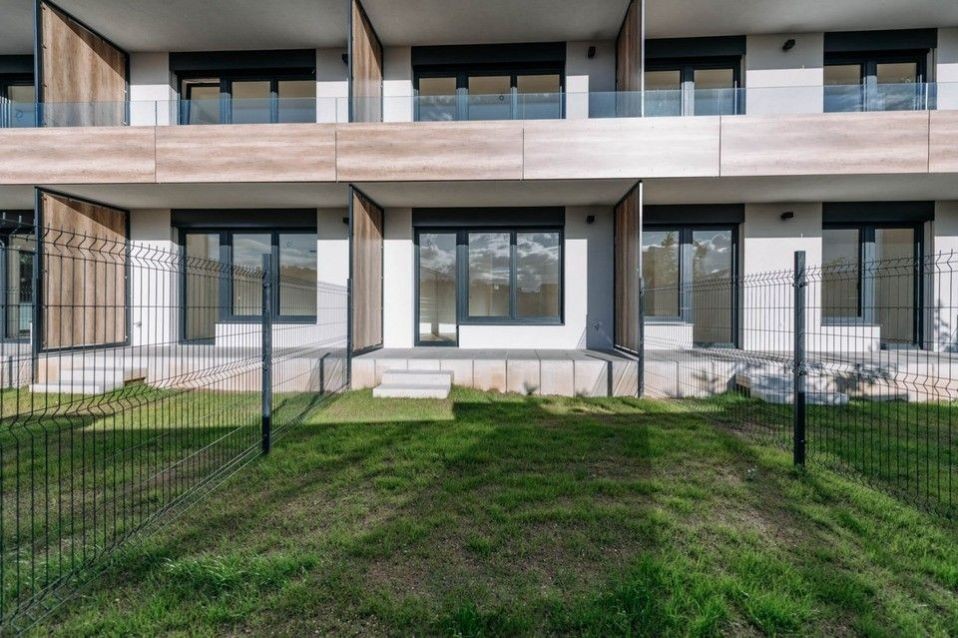 Prodej bytu 3kk (203,3 m) s terasou (9,4 m2) a sklepem (3,7 m2) a parkovacím stáním, Vila Dům na Vin