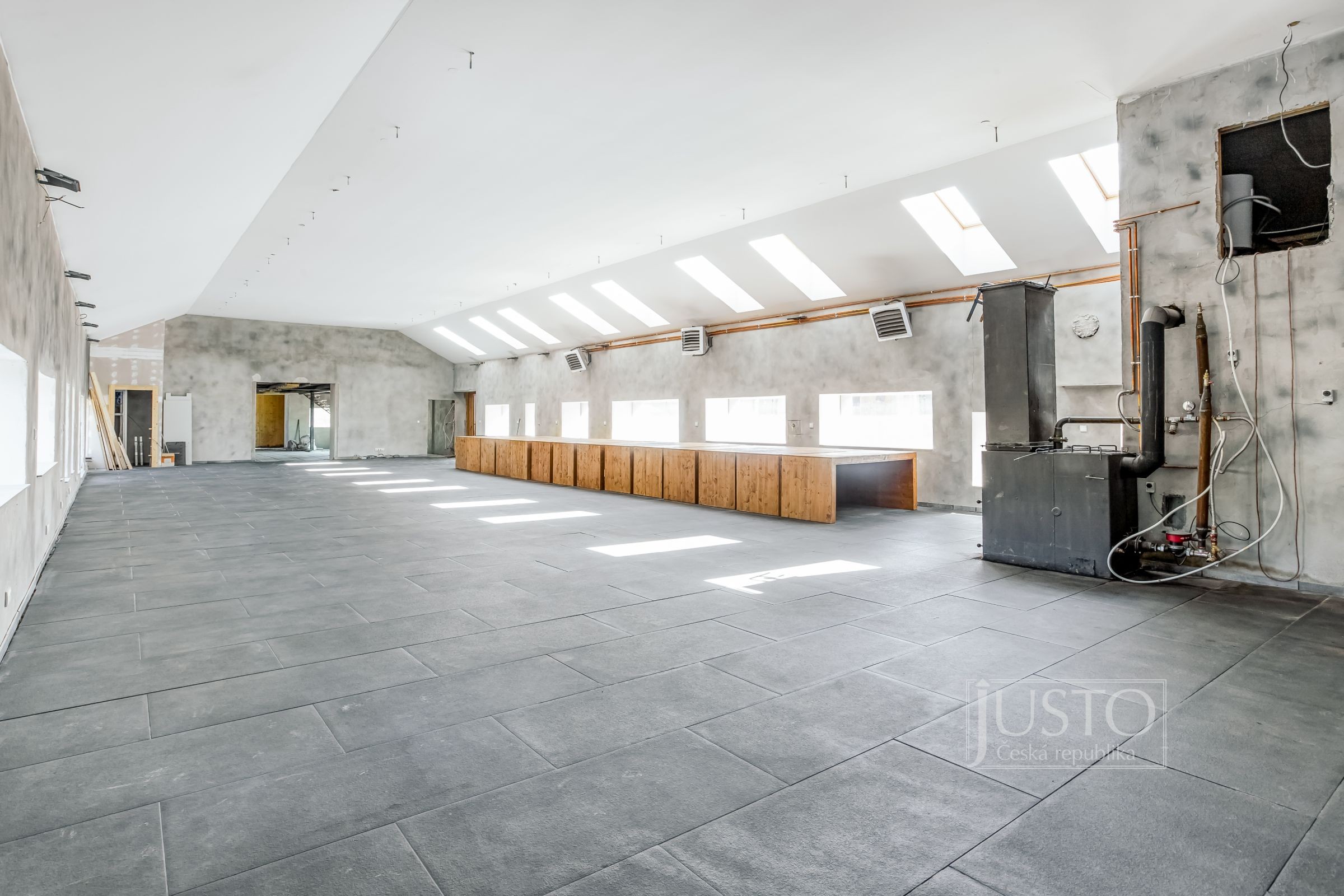 Prodej komerčního objektu, prostoru 834 m², pozemek 2314 m², Ševětín (České Budějovice)