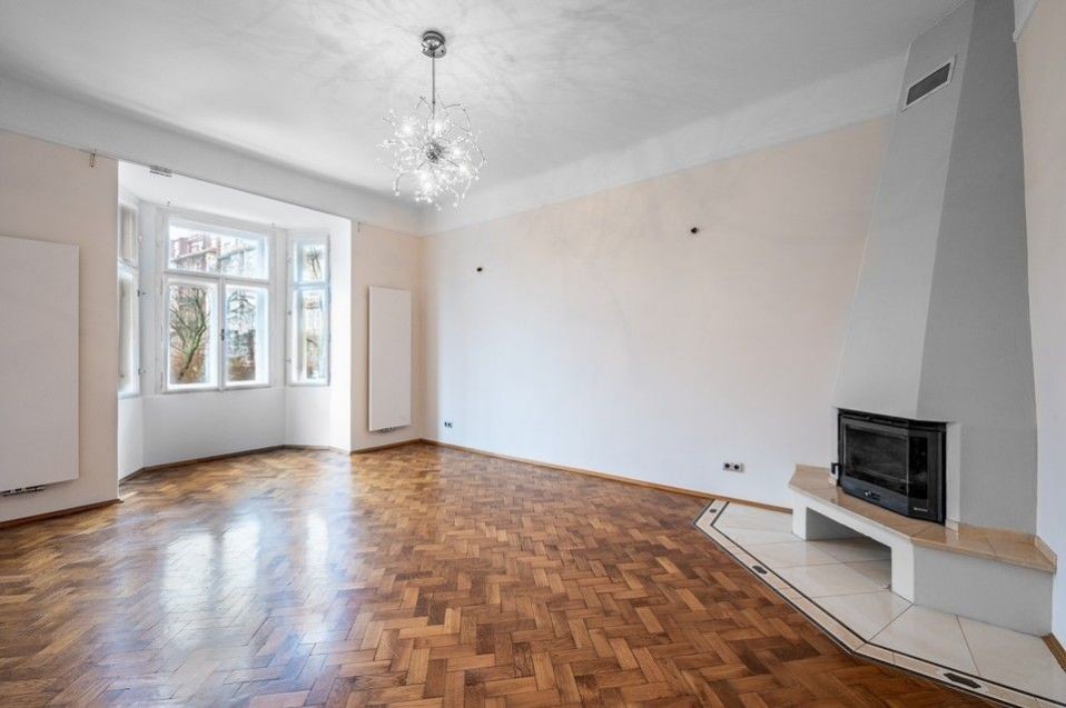Pronájem reprezentativního bytu 3+1 (107m2) jako sídlo společnosti firmy, Polská, Vinohrady