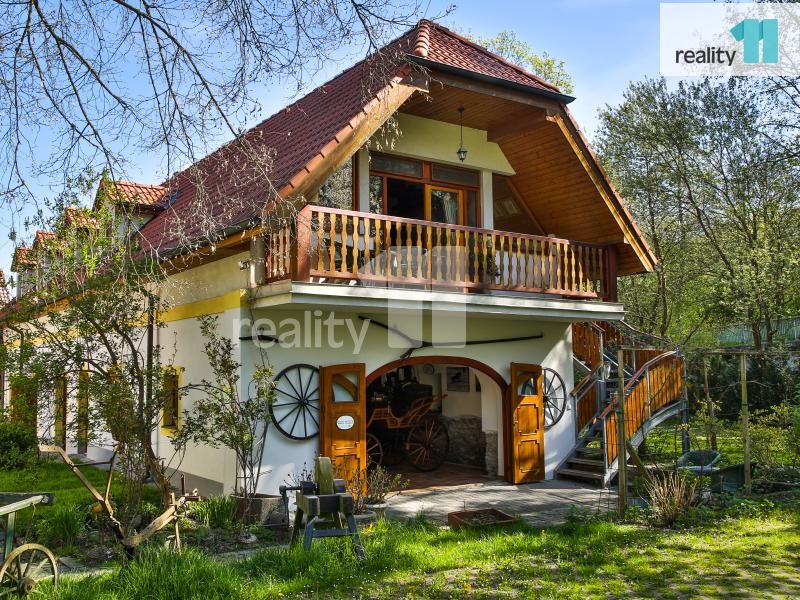 Zemědělská usedlost Mrač po kompletní rekonstrukci, stáje, jezdecká hala 60x20m, pozemky a pastviny 26.029m2, Mrač, Benešov
