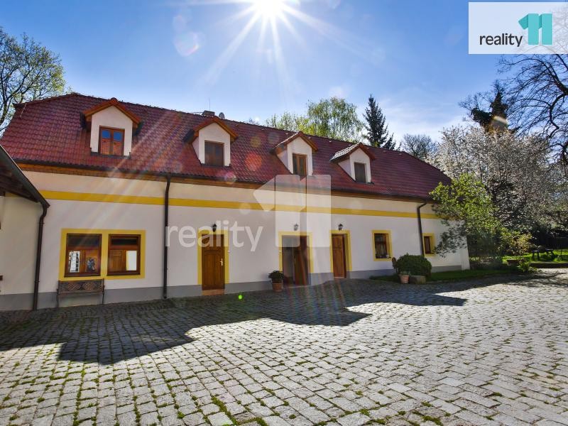 Zemědělská usedlost Mrač po kompletní rekonstrukci, stáje, jezdecká hala 60x20m, pozemky a pastviny 26.029m2, Mrač, Benešov