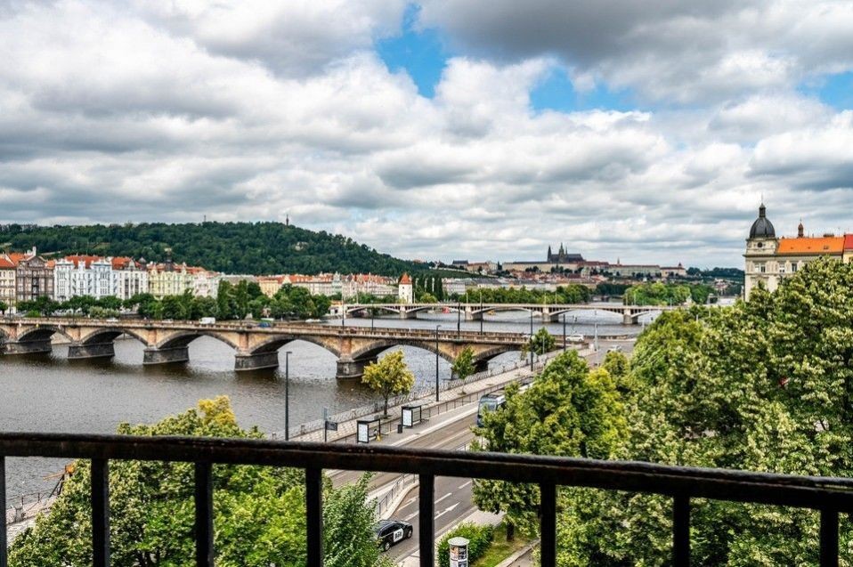 Pronájem luxusního bytu 4+1, 150 m2 + balkon s výhledem na Vltavu, Palackého nám., ul. Dřevná, Nové 