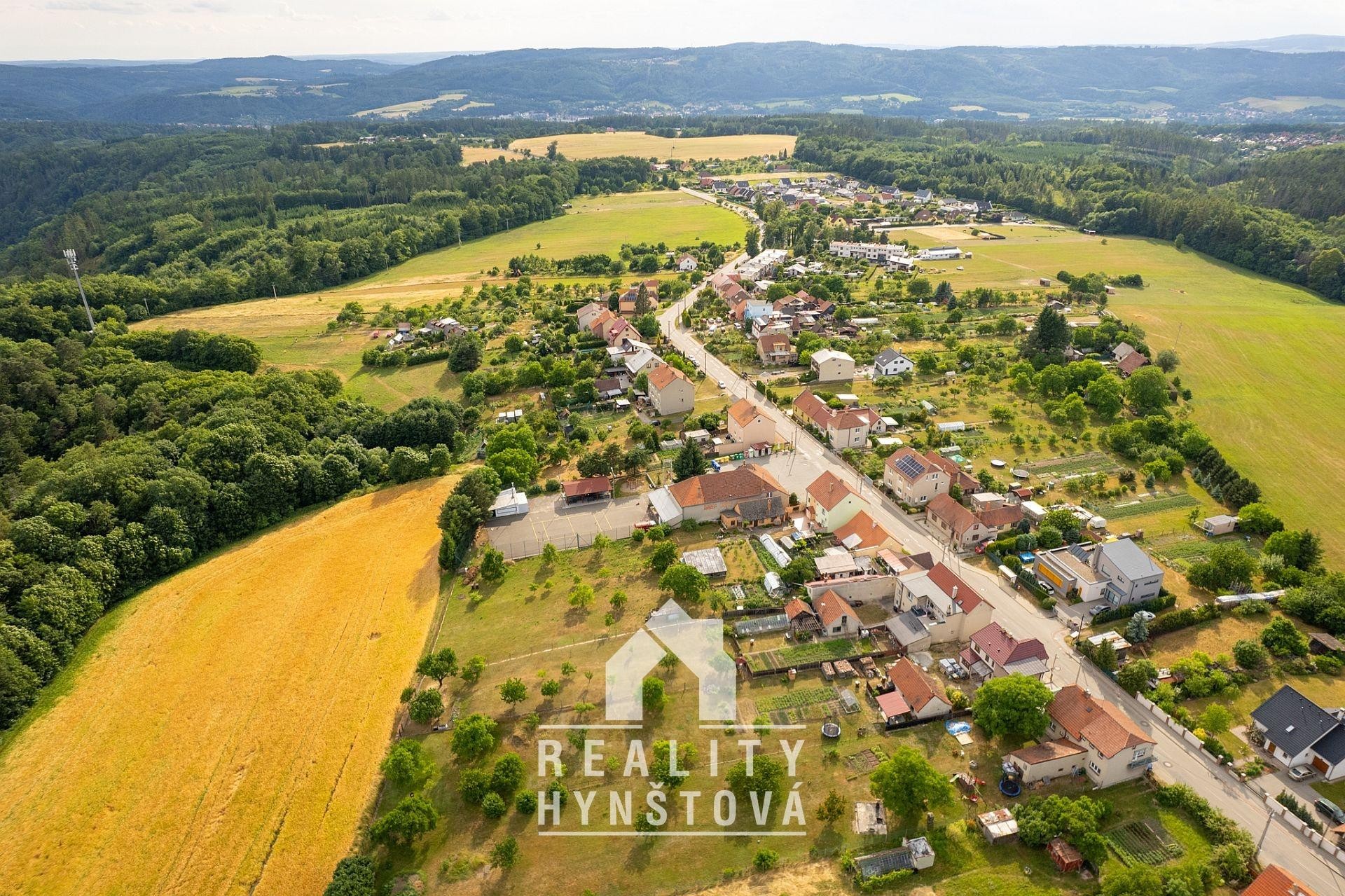 Prodej pěkného bydlení v blízkosti přírody, byt 3+kk, po částečné rekonstrukci, se zahrádkou a krytý