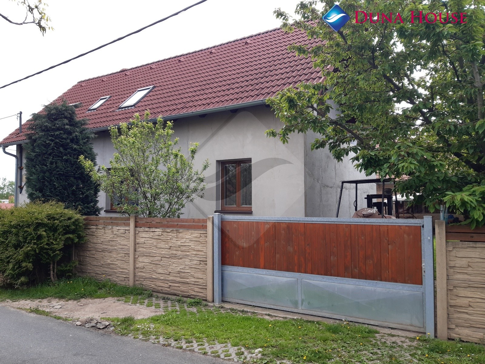 Prodej vícegeneračního rodinného domu 300 m2, Sibřina, Praha - východ.