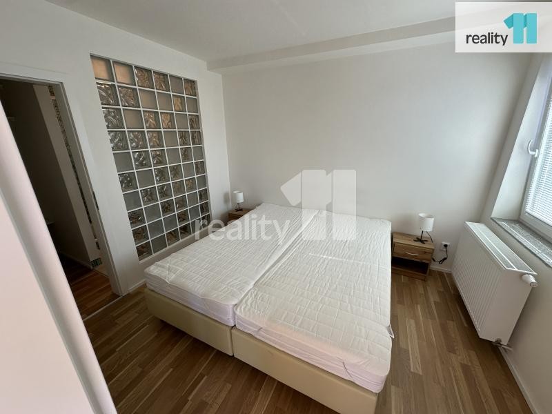 Pronájem bytu 2+KK ve velmi lukrativní lokalitě v Praze - Suchdol