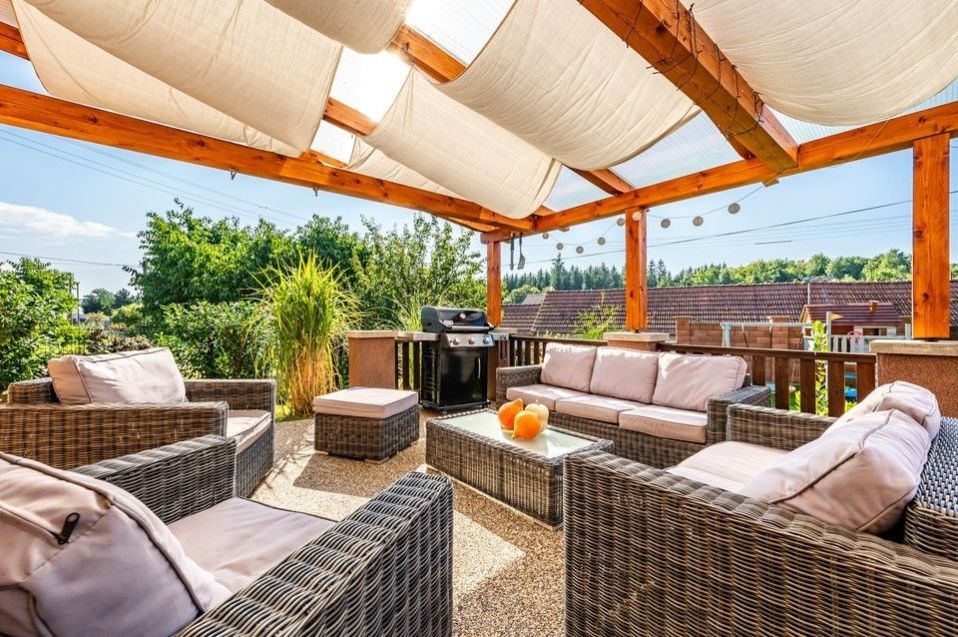 REZERVACE Prodej rodinný dům s terasou (127m2+32m2), garáž,pergola, zahrada