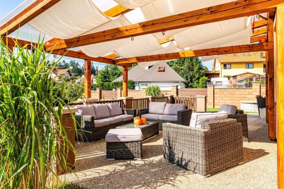 REZERVACE Prodej rodinný dům s terasou (127m2+32m2), garáž,pergola, zahrada