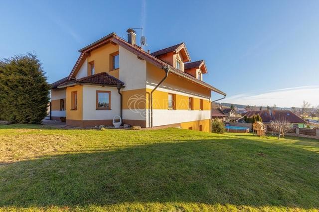 NA PRODEJ -  rodinný třípatrový dům - 3 bytové jednotky, dvě garáže a velká zahrada  - Frymburk.