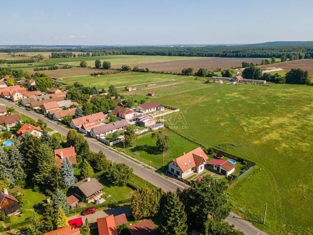 Prodej rozlehlého rovinatého pozemku v obci Bílé Vchynice nedaleko Kladrub nad Labem!