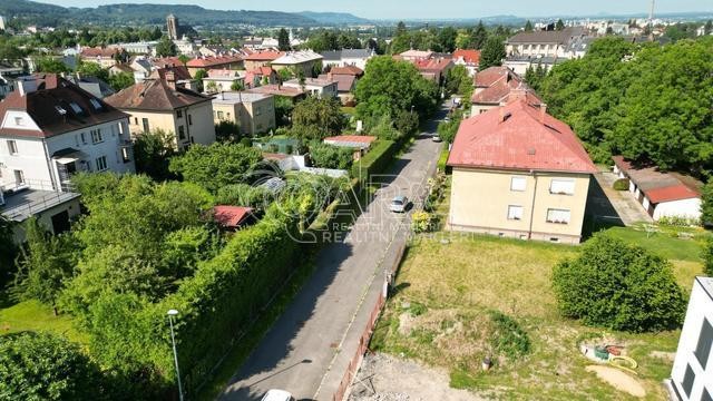 Prodej stavebního pozemku pro činžovní dům, nebo i parkovací dům