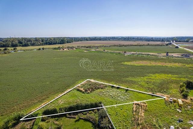 Prodej pozemku určeného k bydlení 995 m2 - Bílé Břehy - Hořín u Mělníka