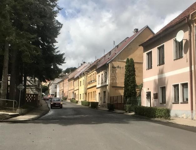 Dům s možností dvougeneračního bydlení se zahrádkou a garážovým stáním v centru obce Mašťov.