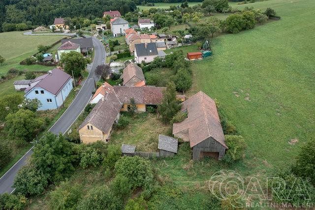 Prodej RD, přilehlá hospodářská stavení a velké pozemky pro výstavbu 4239 m2