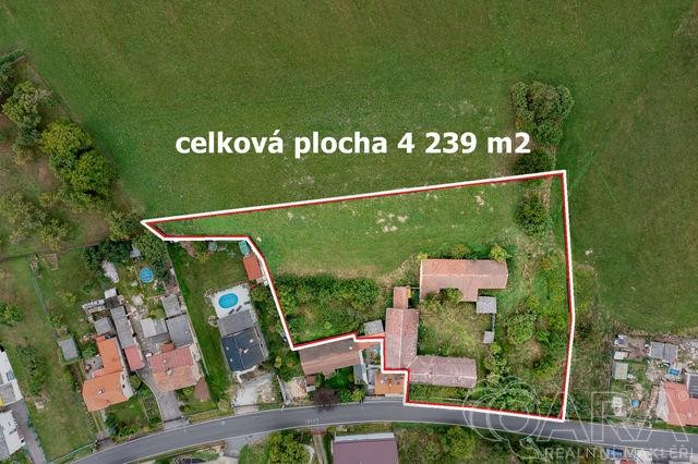 Prodej RD, přilehlá hospodářská stavení a velké pozemky pro výstavbu 4239 m2