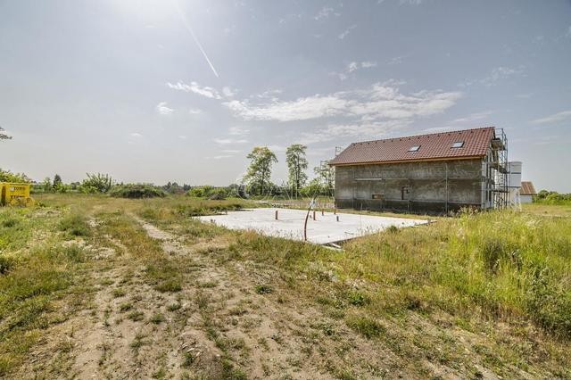 Pozemek se základovou deskou a výhledem na horu Říp