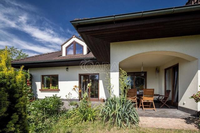 Na prodej rodinný dům s bazénem a zahradou, 278m2, pozemek 1280 m2, ul.Lomená, Sulice-Nechánice