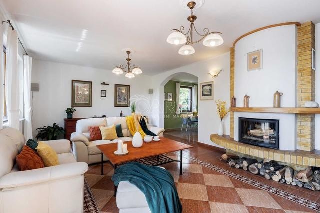 Na prodej rodinný dům s bazénem a zahradou, 278m2, pozemek 1280 m2, ul.Lomená, Sulice-Nechánice