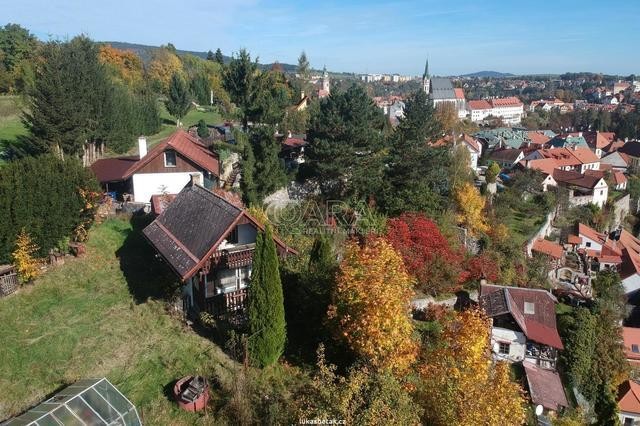 Zahrada s chatou nedaleko zámecké zahrady v Českém Krumlově