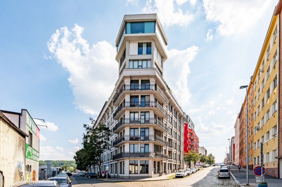 Obchodní dvoupatrový prostor k pronájmu, 361 m2, ve zrekonstruované budově, ul. Bartoškova, Nusle, P