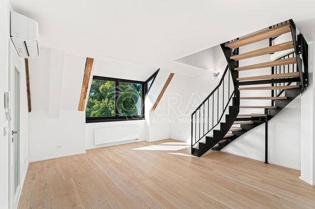 Moderní mezonet 5+kk, 120 m2, komfortní rodinné bydlení s jedinečnou atmosférou v barokním zámečku
