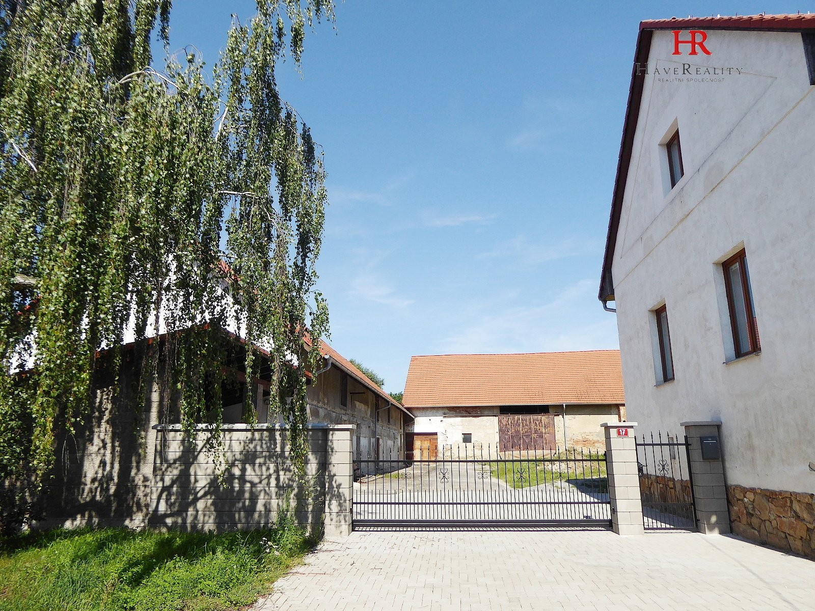 Nabízíme k pronájmu zemědělskou usedlost s RD, pozemky 25.328 m2, Nesvačily, Bystřice, okr. Benešov