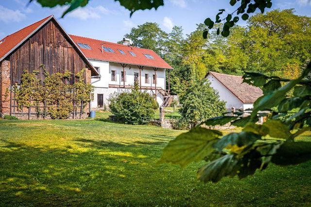 Prodej, dvougeneračního domu 5+kk a 2+kk se stodolou a bazénem, 3716m2, Krhanice, Okres Benešov
