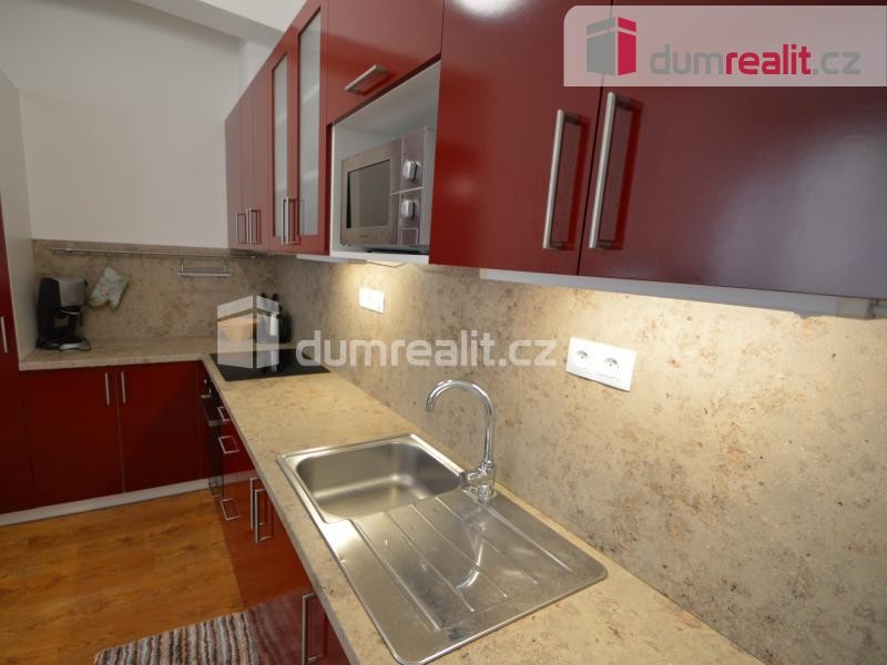 Pronájem 1+kk 38m2 P4 Nusle novostavba zařízený cihla 