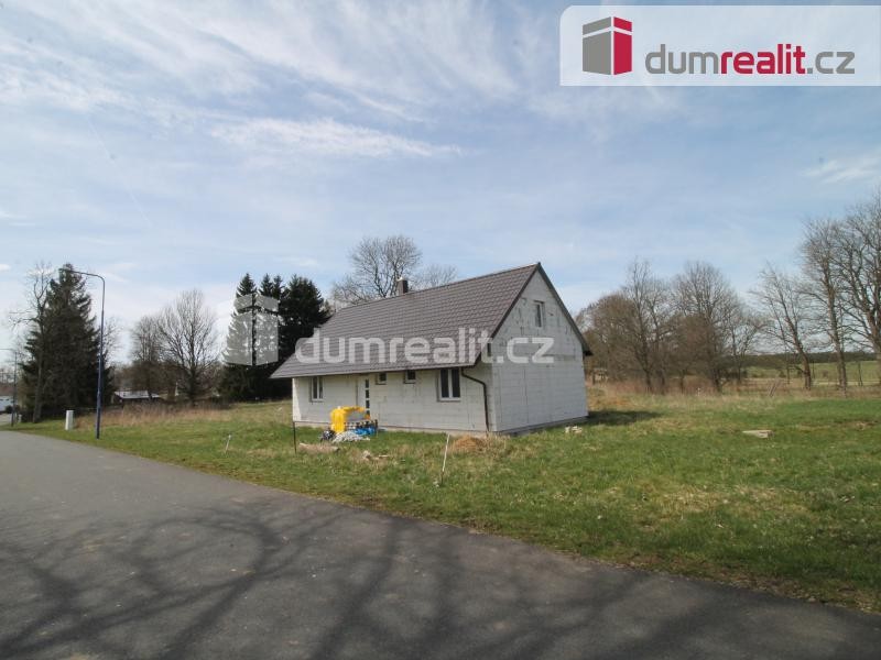 Hrubá stavba rodinného domu 3+kk s pozemkem 1950 m2 v Rájově u Mariánských Lázní