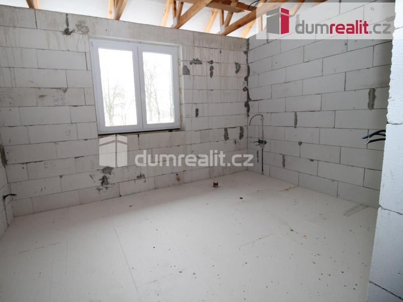 Hrubá stavba rodinného domu 3+kk s pozemkem 1950 m2 v Rájově u Mariánských Lázní