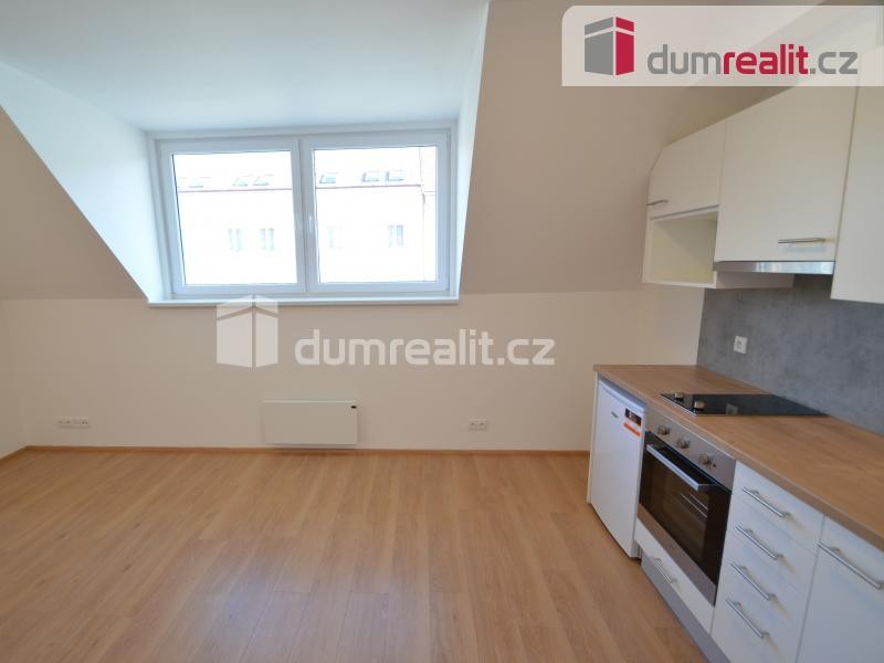 Pronájem bytu 1+kk 30 m2 P4 Nusle novostavba výtah podkroví