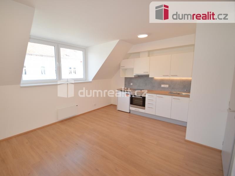 Pronájem bytu 1+kk 30 m2 P4 Nusle novostavba výtah podkroví