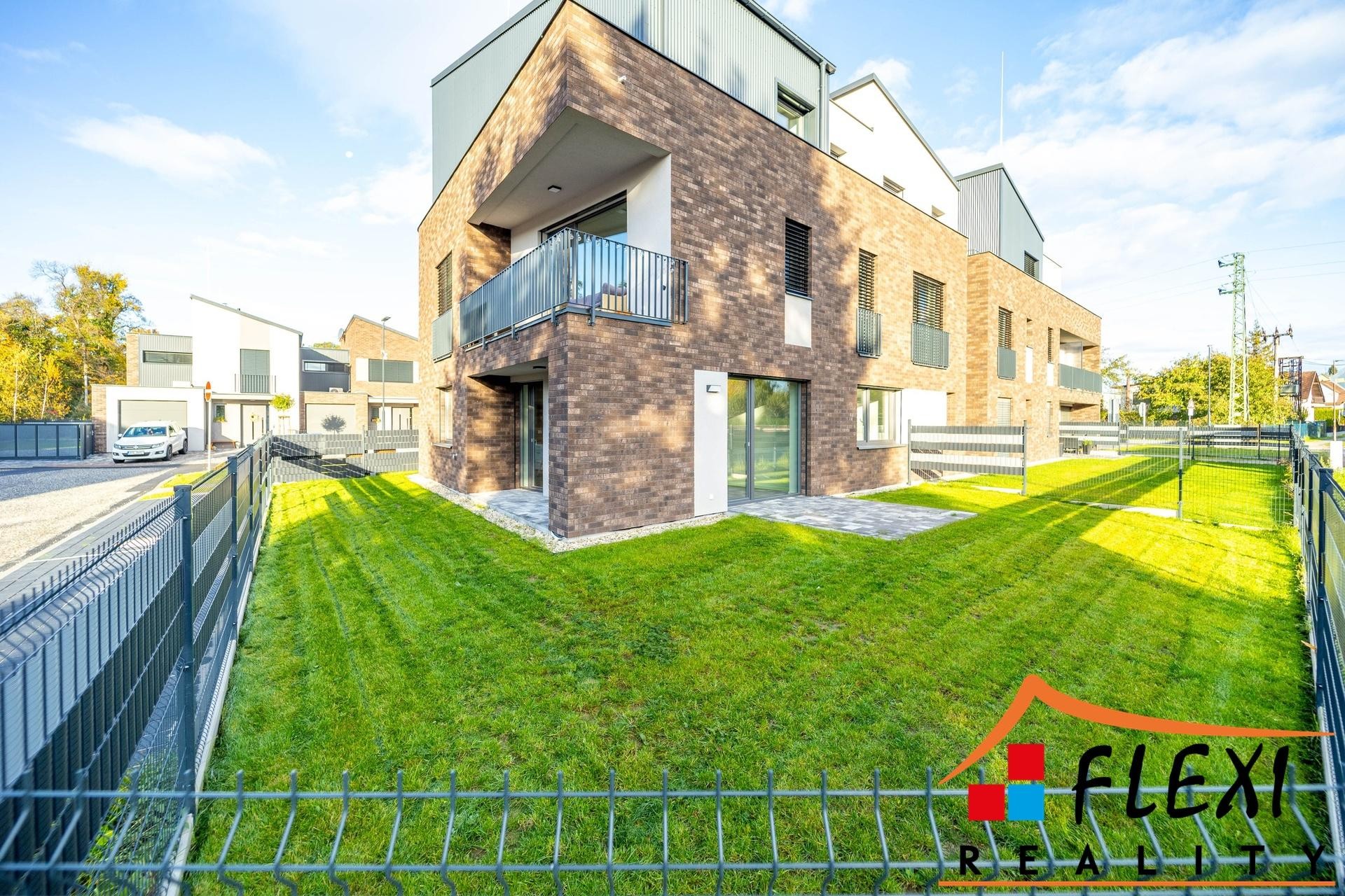 Prodej bytu 3+kk (93,60m2) s terasou (20 m2) a vlastní zahradou (162 m2) a parkovacím stáním v novos