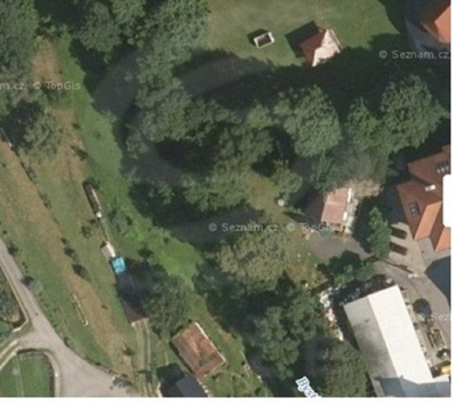 RD - zastavěná plocha a nádvoří o výměře 64m2 s pozemkem 621m2, Valašská Bystřice