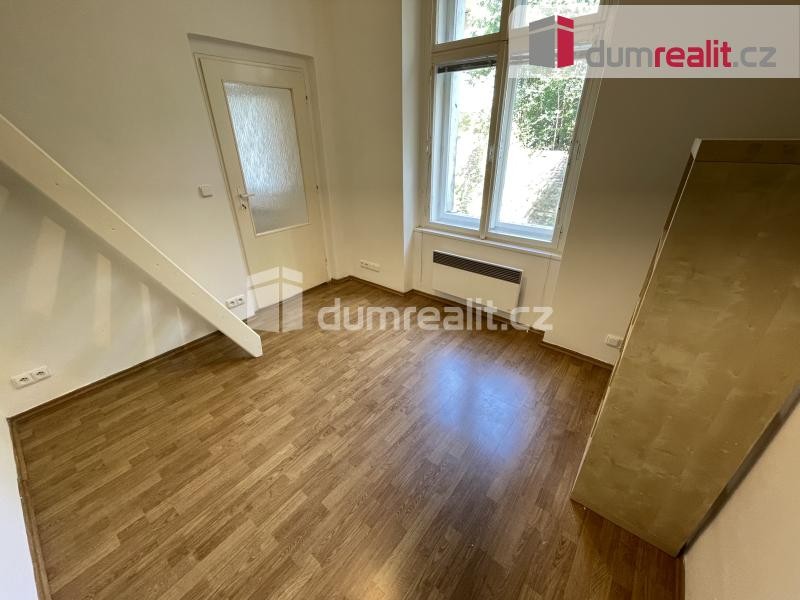 Pronájem bytu 2+kk 35m2 P5 Smíchov zařízený cihla 